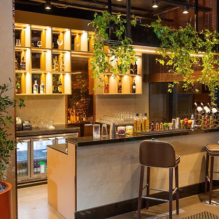 班加罗尔赛马场假日酒店 外观 照片 The bar at the hotel